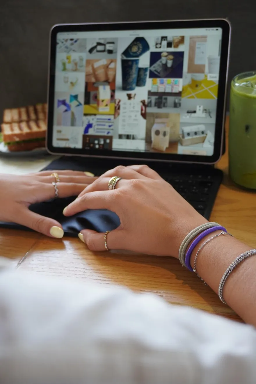 Mesa de trabajo de PopLab: un calendario de contenido abierto en una tableta