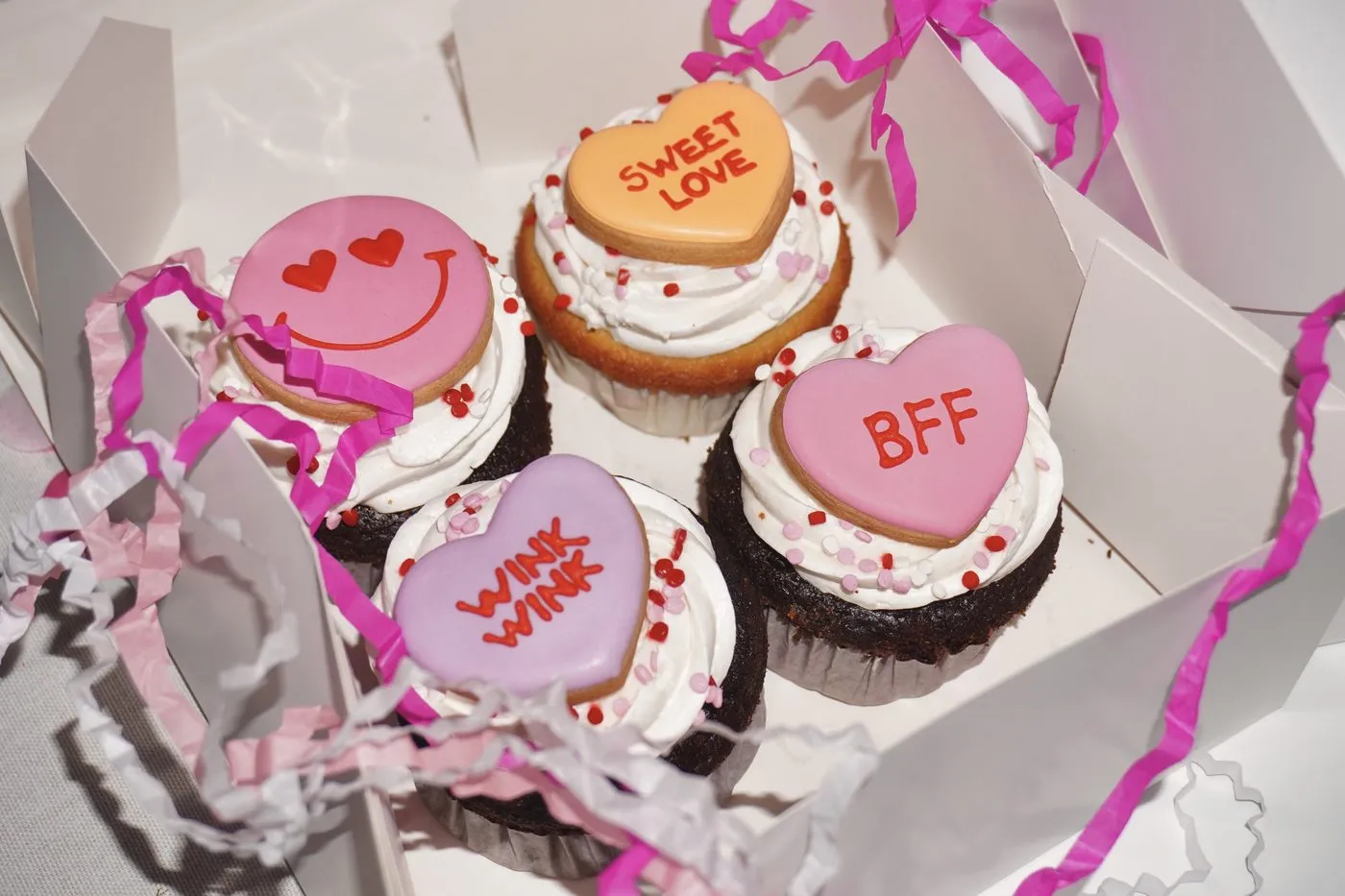 Caja de cupcakes de MiCake decorados con galletas de corazón