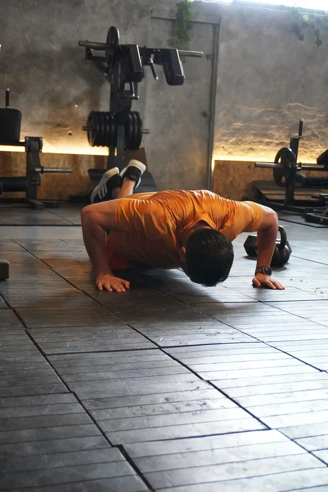Fotografía en Rhino: un socio haciendo lagartijas sobre la plataforma del gimnasio