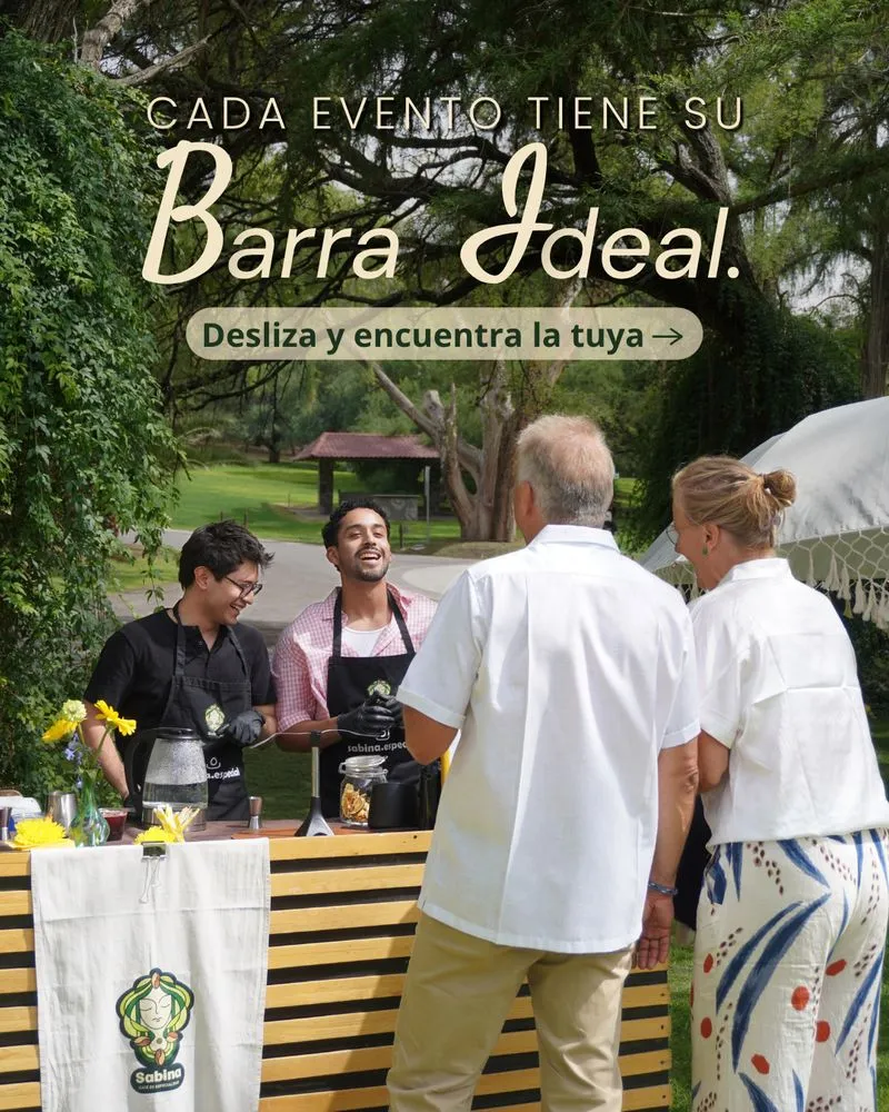 Post de Sabina: invitados sirviéndose en la barra durante un evento al aire libre