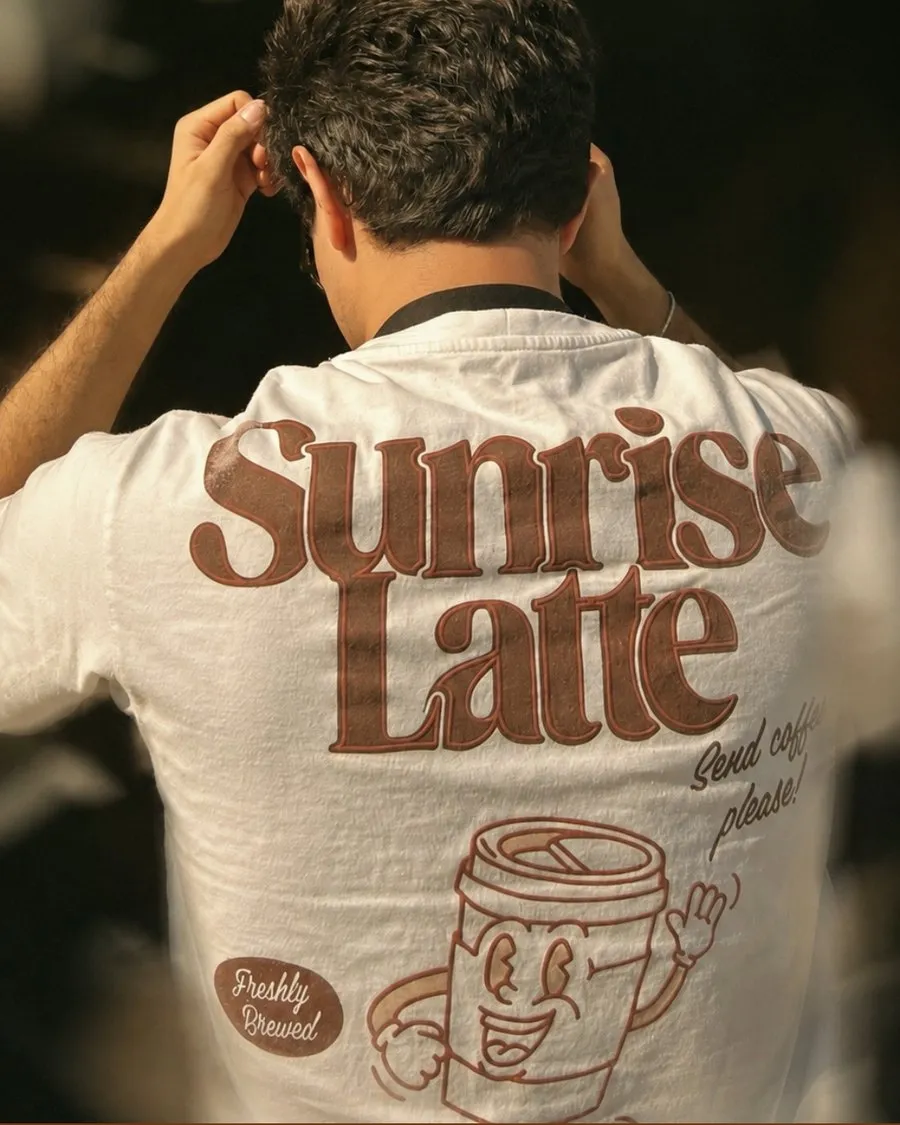 Playera de Sabina con el diseño “Sunrise Latte” en la espalda