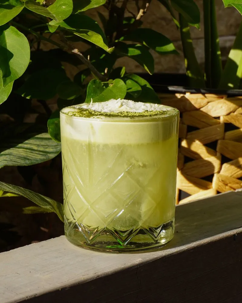 Post de Sabina: matcha servido en vaso de vidrio sobre una mesa de madera